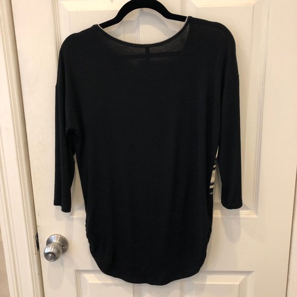 3/4 sleeve top with flower design NWOT - Picture 2 of 9